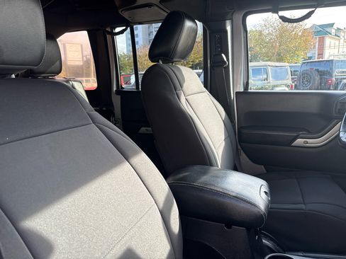 Used 2016 Jeep Wrangler Unlimited Rubicon image 9