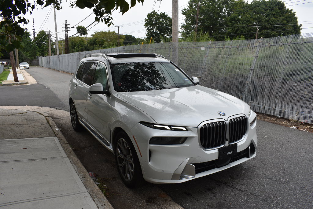Used 2026 BMW X7 xDrive40i AWD/4WD image 4