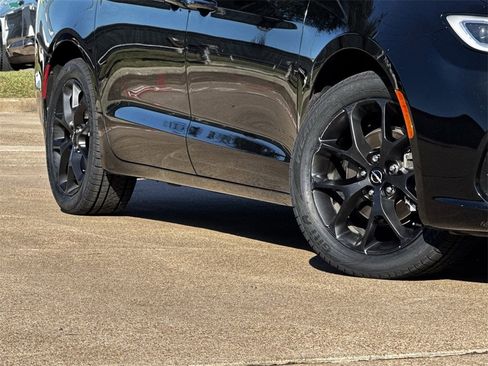 Used 2025 Chrysler Pacifica Limited image 3