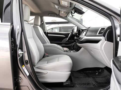 Used 2019 Toyota Highlander LE FWD image 35