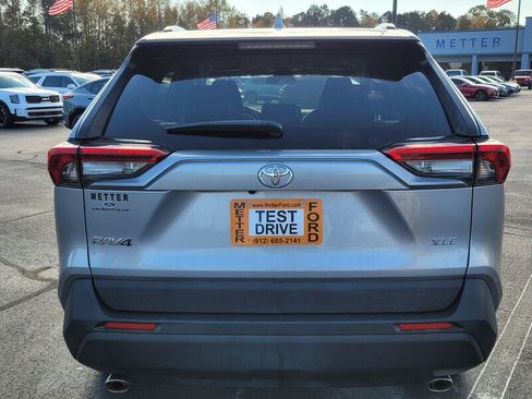 Used 2021 Toyota RAV4 XLE Premium image 9