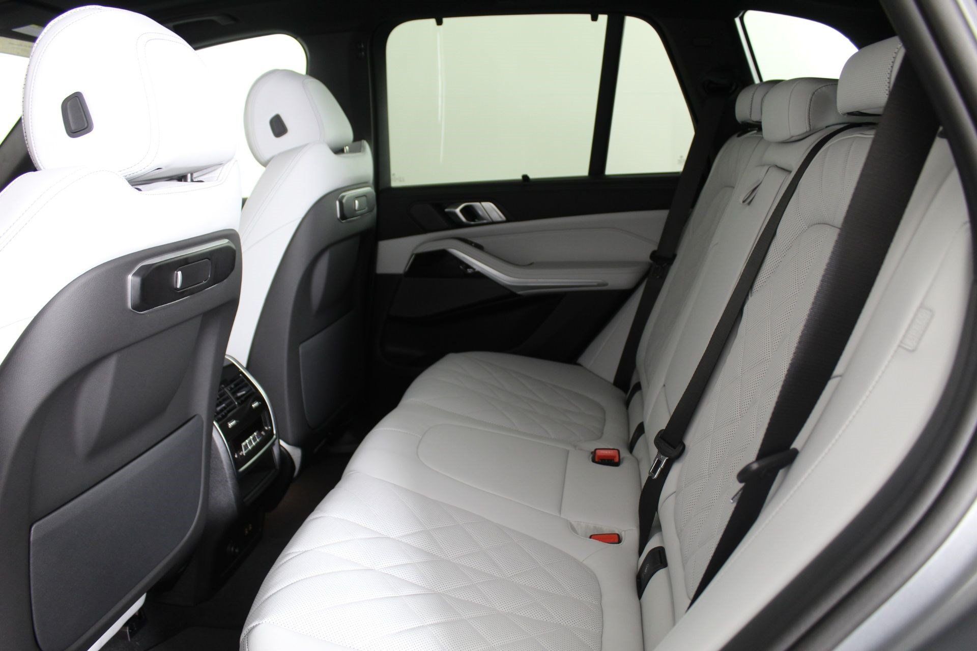 Used 2026 BMW X5 xDrive40i w/ M Sport Package AWD/4WD image 21