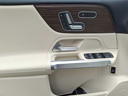 Used 2026 Mercedes-Benz GLB 250 4MATIC image 9