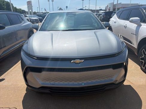 Used 2026 Chevrolet Equinox EV LT FWD image 2