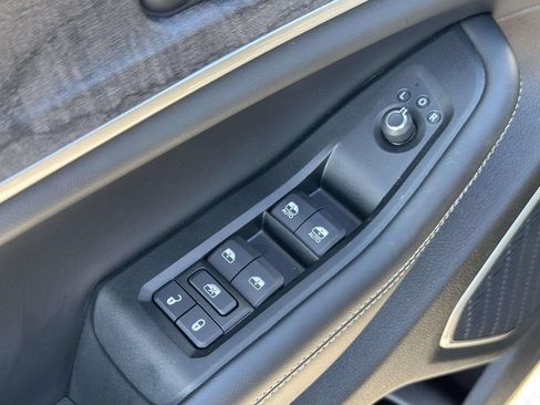 Used 2025 Jeep Grand Cherokee L Limited w/ Luxury Tech Group II AWD/4WD image 28