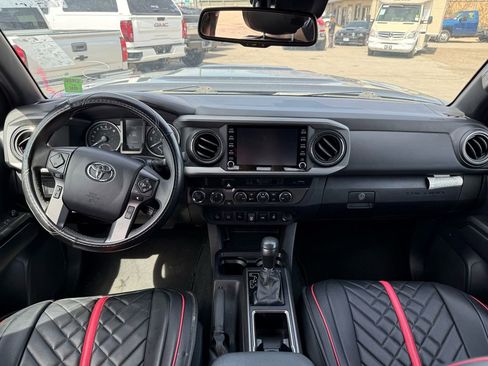 Used 2022 Toyota Tacoma TRD Sport w/ Technology Package image 10