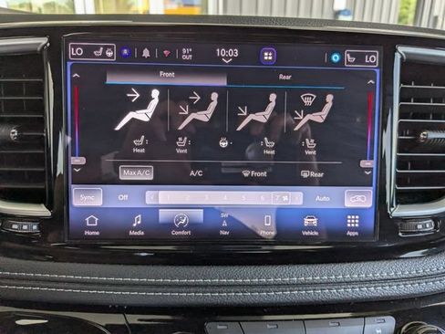 Used 2025 Chrysler Pacifica Limited FWD image 21