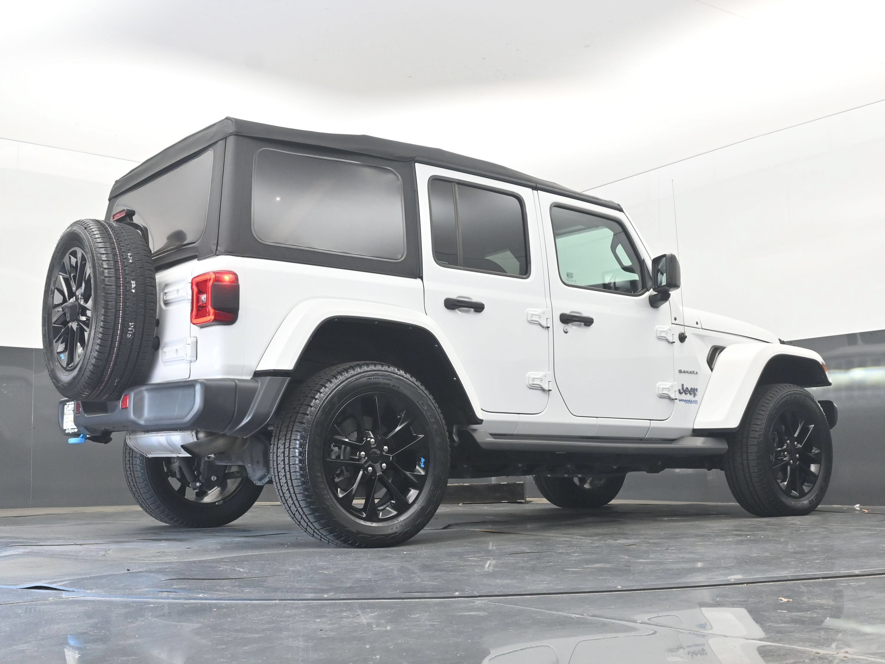 Used 2022 Jeep Wrangler Unlimited Sahara AWD/4WD image 17