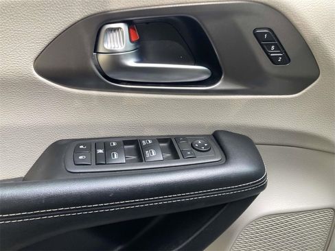 Used 2021 Chrysler Pacifica Touring-L image 11