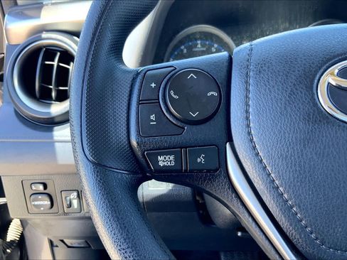 Used 2018 Toyota RAV4 LE FWD image 23