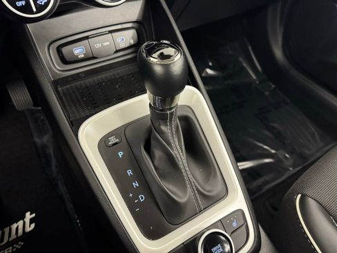 Used 2024 Hyundai Venue Limited image 20