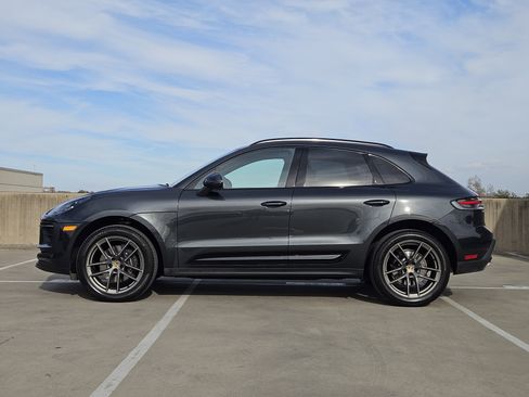 Certified 2025 Porsche Macan image 2