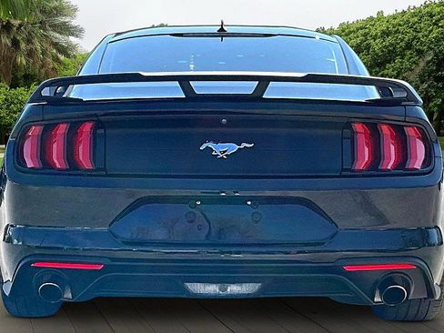 Used 2018 Ford Mustang Coupe image 4