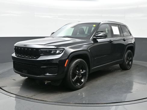 Used 2023 Jeep Grand Cherokee Altitude image 2