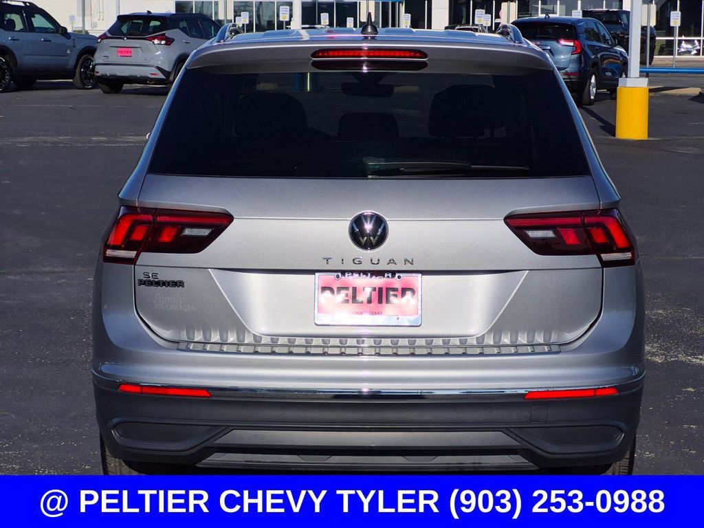 Used 2023 Volkswagen Tiguan SE w/ Panoramic Sunroof Package FWD image 5