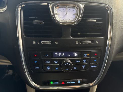 Used 2016 Chrysler Town & Country Touring-L w/ Driver Convenience Group image 21