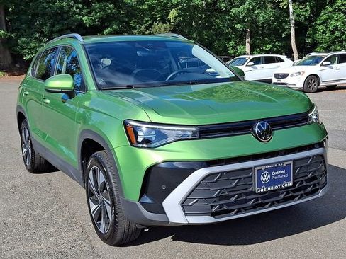 Used 2025 Volkswagen Taos SE w/ Panoramic Sunroof Package AWD/4WD image 2