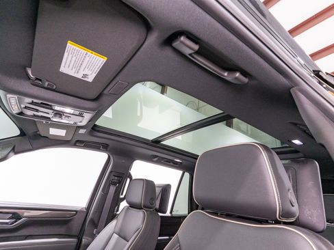 Used 2025 GMC Yukon Elevation w/ Elevation Premium Package AWD/4WD image 17