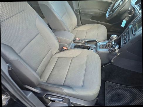 Used 2016 Volkswagen Golf S image 12