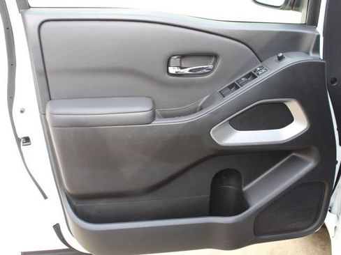 Used 2024 Nissan Frontier SV image 13