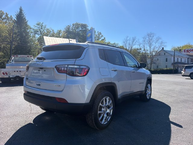Used 2024 Jeep Compass Latitude AWD/4WD image 6