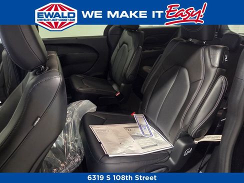 New 2026 Chrysler Pacifica Select image 10