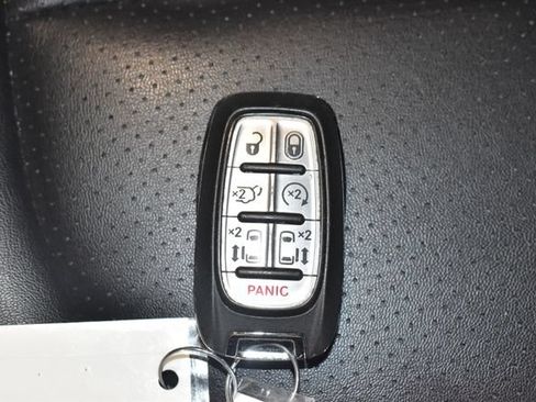 Certified 2024 Chrysler Pacifica Touring-L FWD image 14