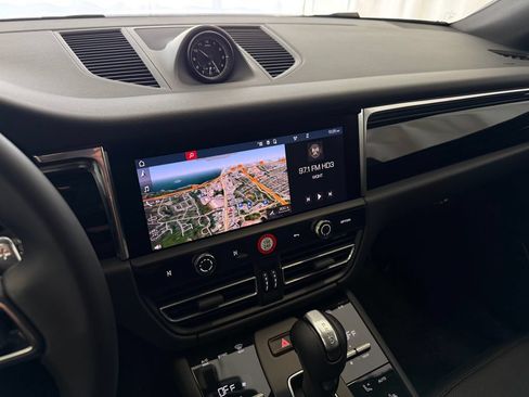 Certified 2026 Porsche Macan AWD/4WD image 23