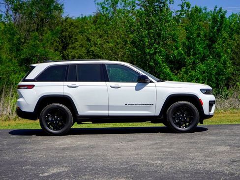 New 2026 Jeep Grand Cherokee Altitude RWD image 5