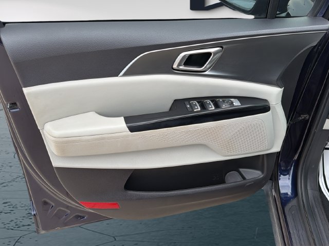 Used 2024 Kia Carnival LX FWD image 16