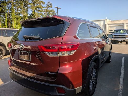 Used 2019 Toyota Highlander XLE AWD/4WD image 9