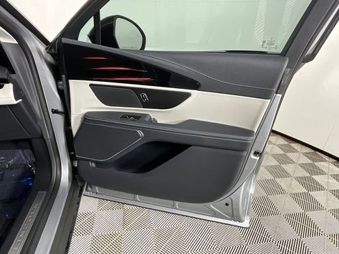 Used 2025 Lincoln Nautilus Premier image 21