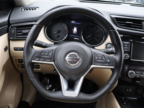 Used 2020 Nissan Rogue SV w/ Premium Package image 17