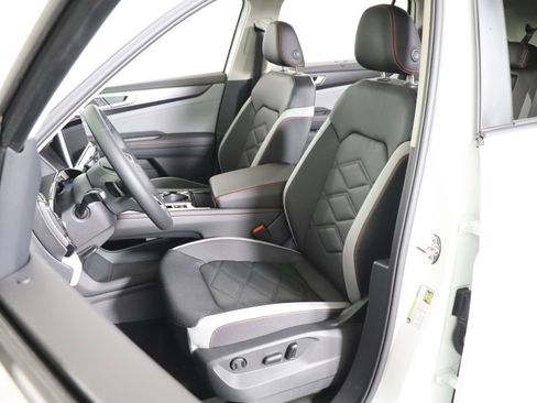 Used 2025 Volkswagen Atlas Peak Edition SE image 30