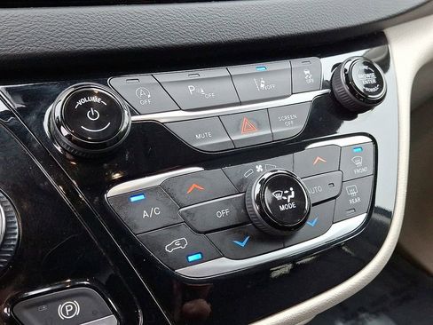 Used 2023 Chrysler Pacifica Touring-L image 16