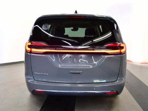 Used 2023 Chrysler Pacifica Touring-L FWD image 6