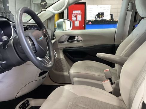 Used 2018 Chrysler Pacifica Touring Plus FWD image 11