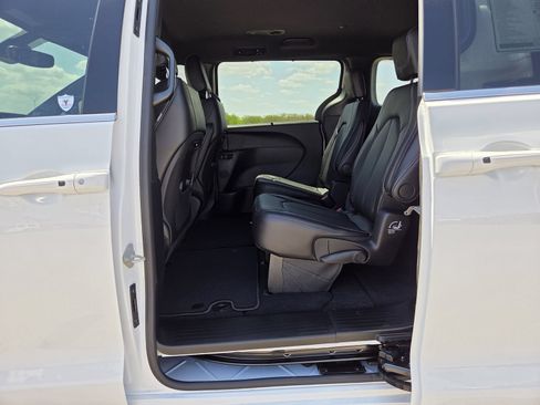 New 2026 Chrysler Pacifica Select FWD image 14