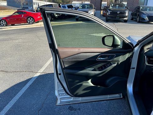 Used 2021 Nissan Rogue SV w/ Premium Package image 11