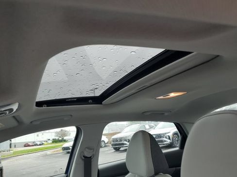 Certified 2025 Hyundai Elantra Limited FWD image 18