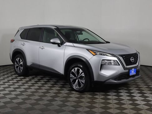 Used 2022 Nissan Rogue SV image 2