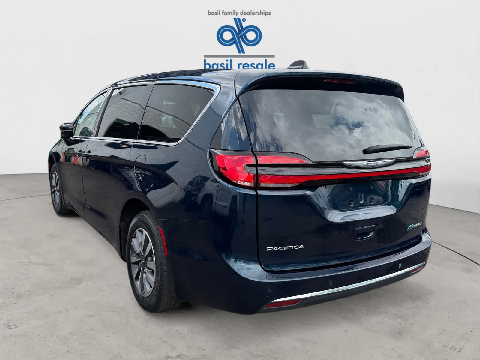 Used 2024 Chrysler Pacifica Limited FWD image 4