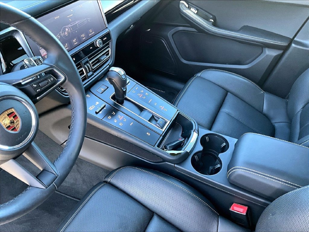Certified 2026 Porsche Macan AWD/4WD image 17