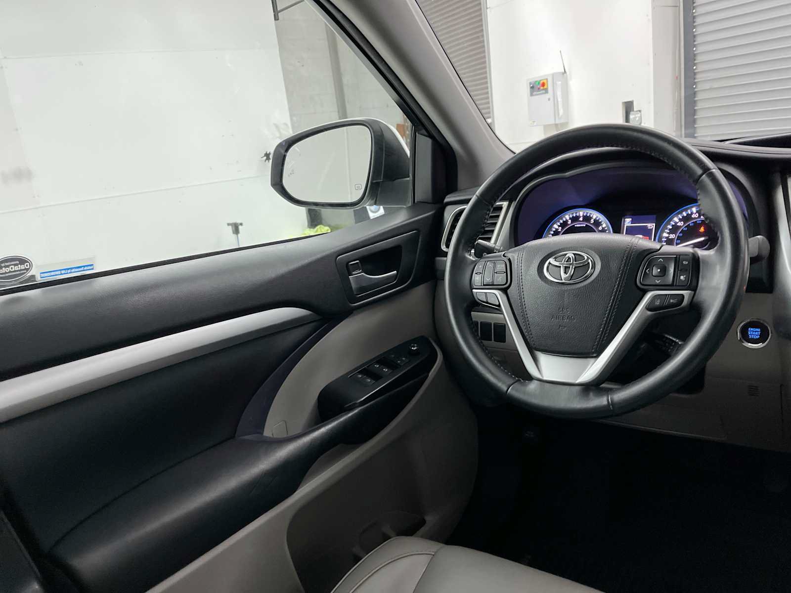 Used 2017 Toyota Highlander XLE AWD/4WD image 15