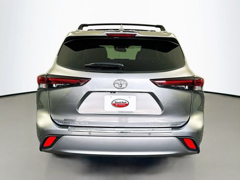 Certified 2025 Toyota Highlander Platinum AWD/4WD image 6