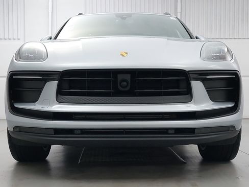 Certified 2025 Porsche Macan image 10