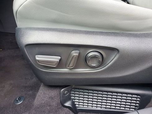 Used 2023 Toyota Sienna XLE FWD image 19