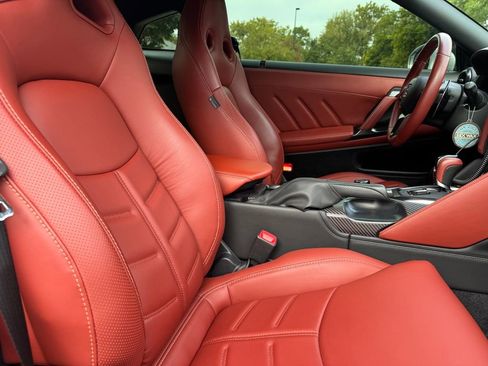 Used 2017 Nissan GT-R Premium w/ Premium Interior Package image 45