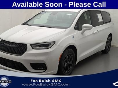 Used 2022 Chrysler Pacifica Limited w/ Uconnect Theater Family Group