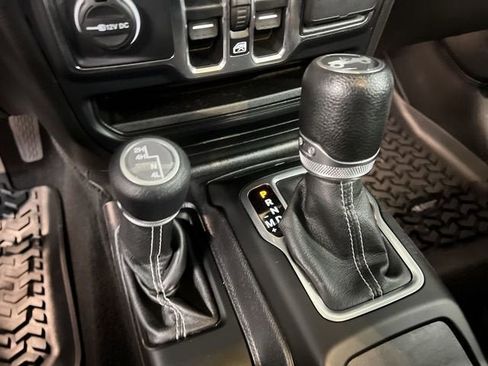 Used 2019 Jeep Wrangler Unlimited Sahara AWD/4WD image 15